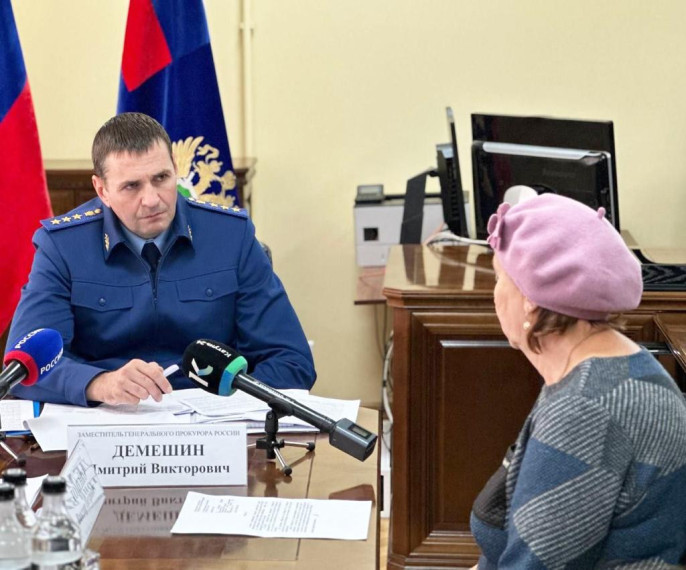 Заместитель Генерального прокурора России Дмитрий Демешин совместно с Губернатором края Виктором Томенко провели личный прием граждан в г.Барнауле.